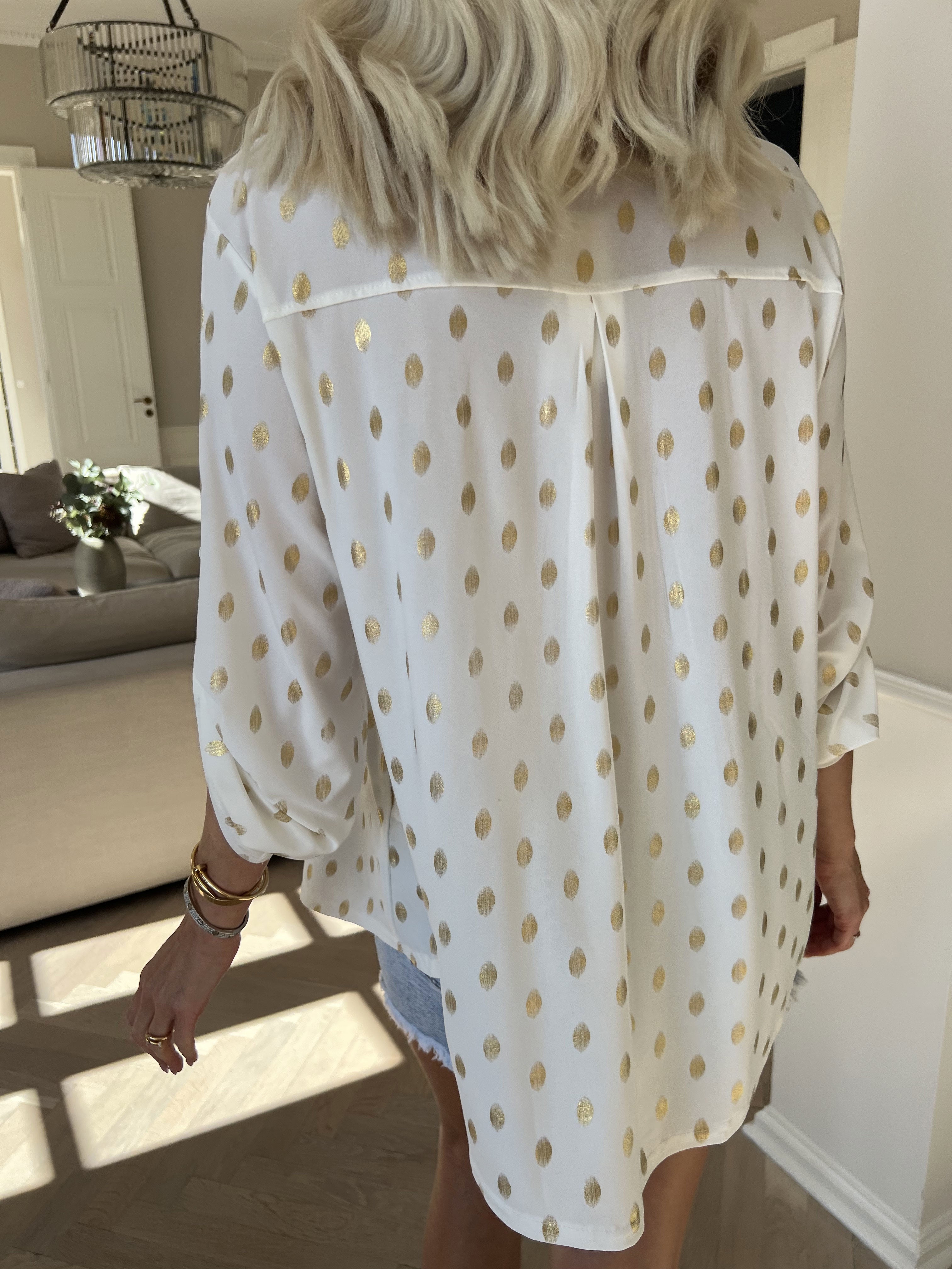 Ebba Gold Shirt - Elastisk bluse med guld dutter